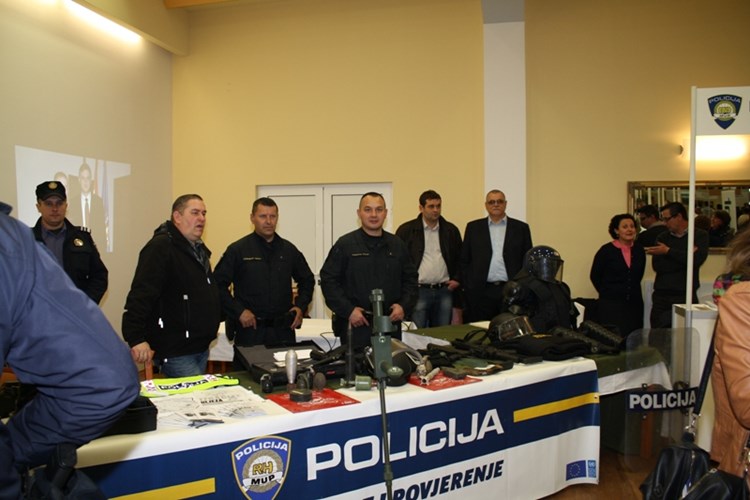 Slika PU_VS/vijesti/2015/Sajam poslova Vinkovci/Štand policije.jpg